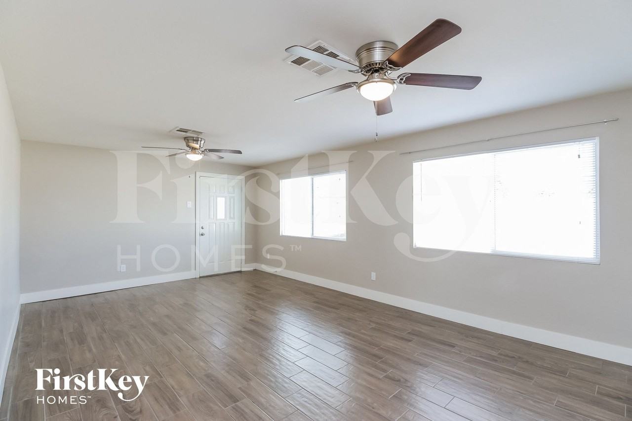 3412 E Claire Dr - Photo 4 of 15