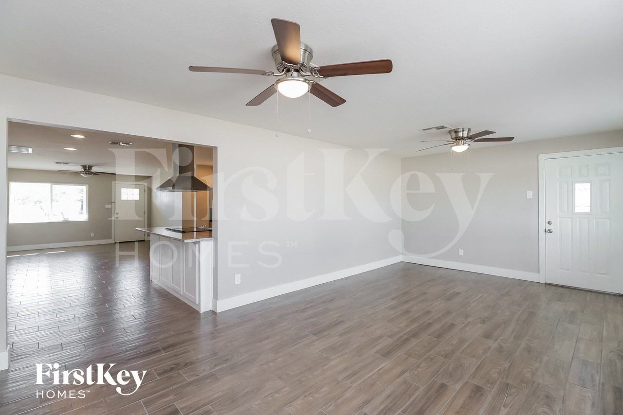 3412 E Claire Dr - Photo 5 of 15