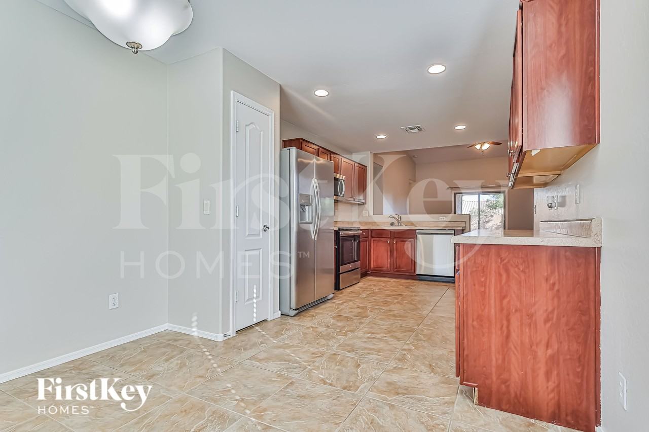 2794 W Mira Dr - Photo 6 of 15