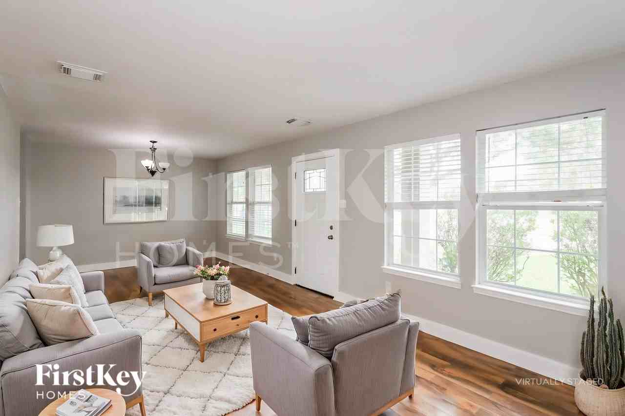 256 Rolling Brook Dr - Photo 4 of 20