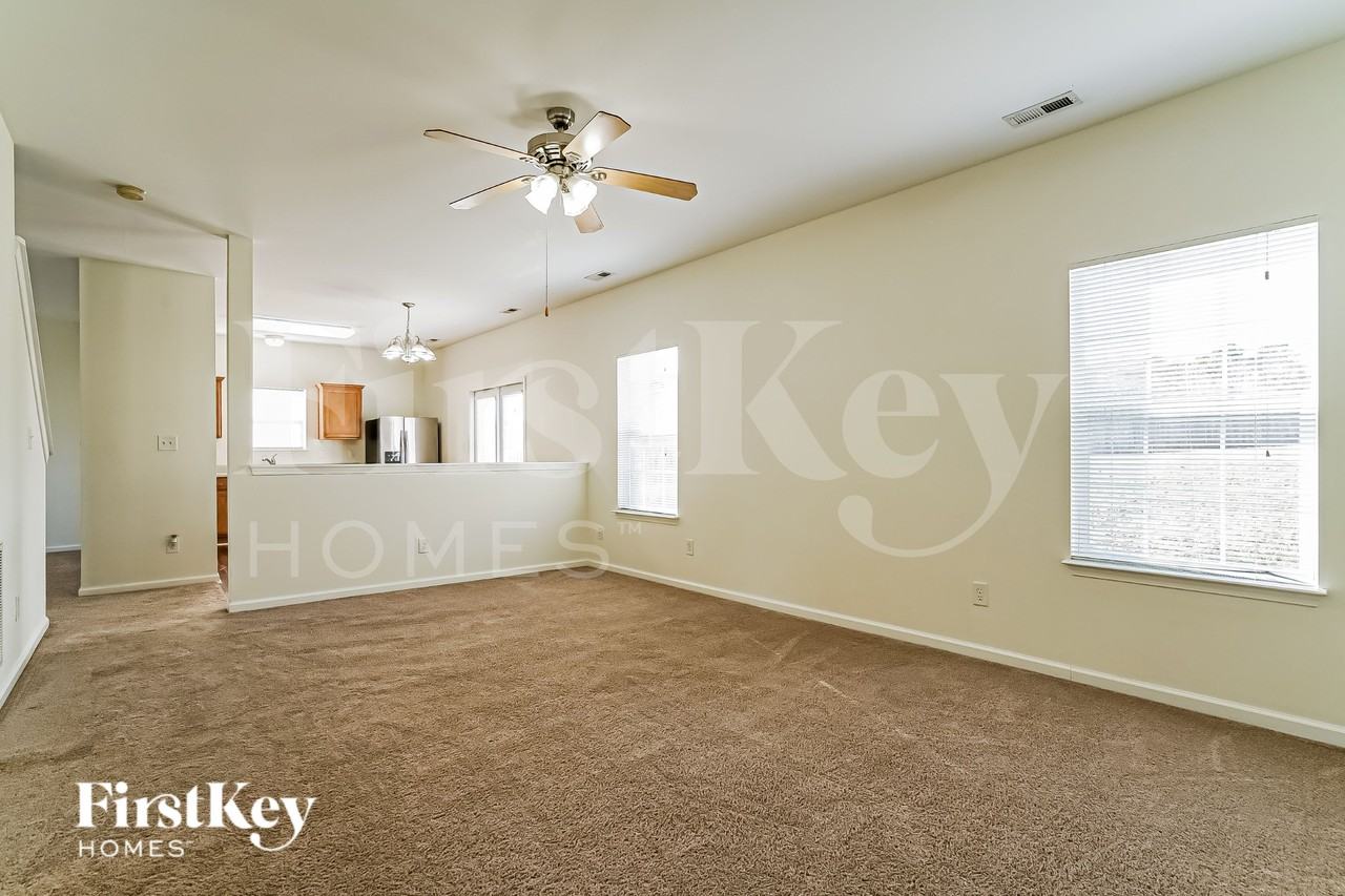 245 N Weststone Blvd - Photo 3 of 15