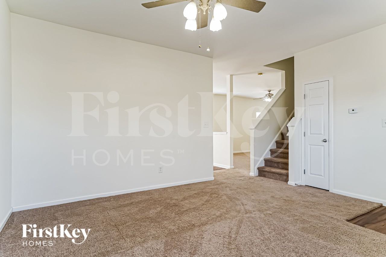 245 N Weststone Blvd - Photo 4 of 15