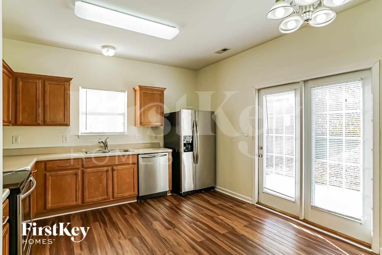 245 N Weststone Blvd - Photo 5 of 15