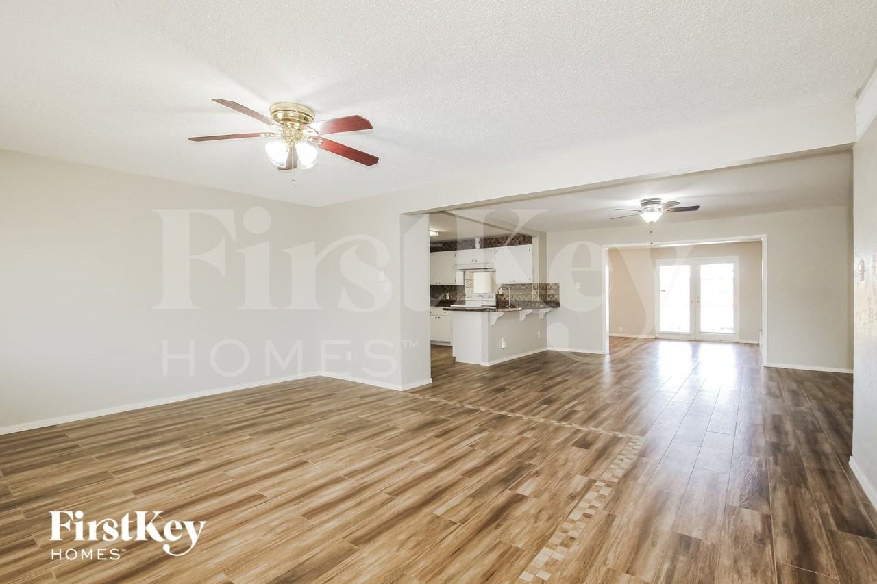 2126 W San Miguel Ave - Photo 2 of 15