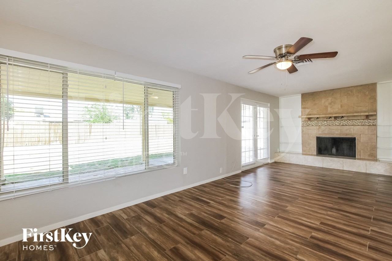 2126 W San Miguel Ave - Photo 3 of 15