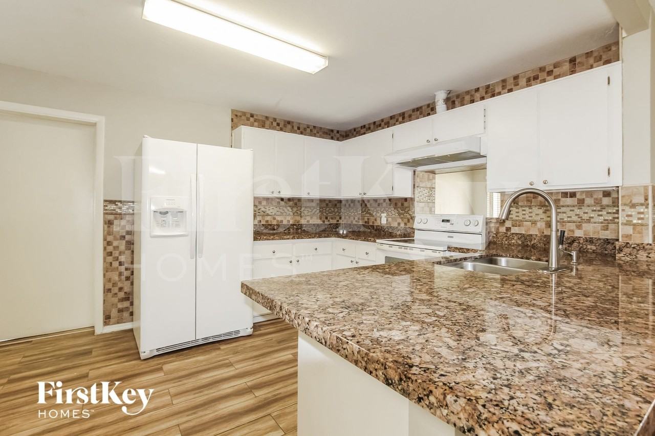 2126 W San Miguel Ave - Photo 4 of 15