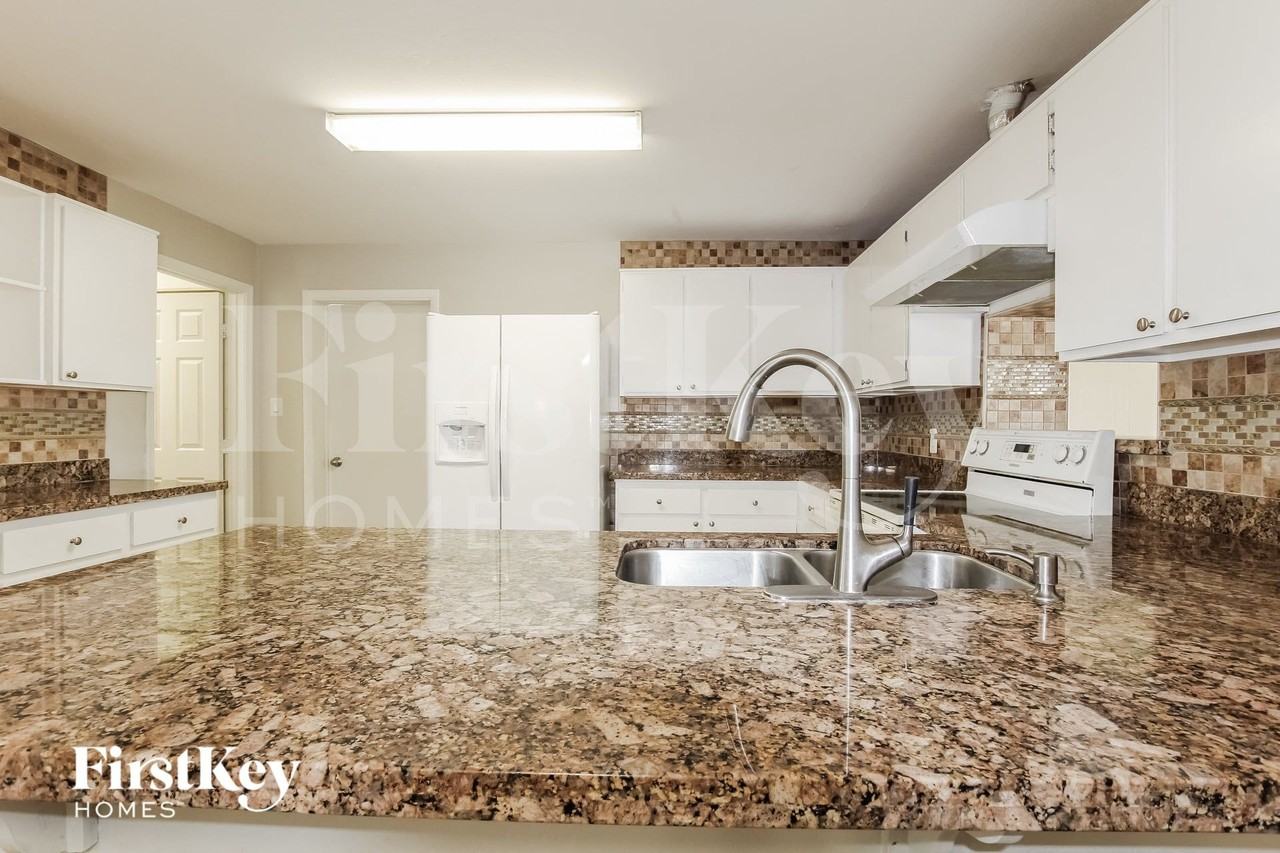2126 W San Miguel Ave - Photo 5 of 15