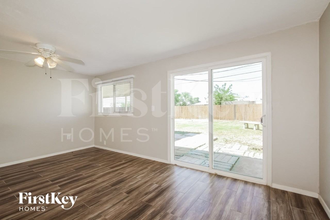 2126 W San Miguel Ave - Photo 7 of 15