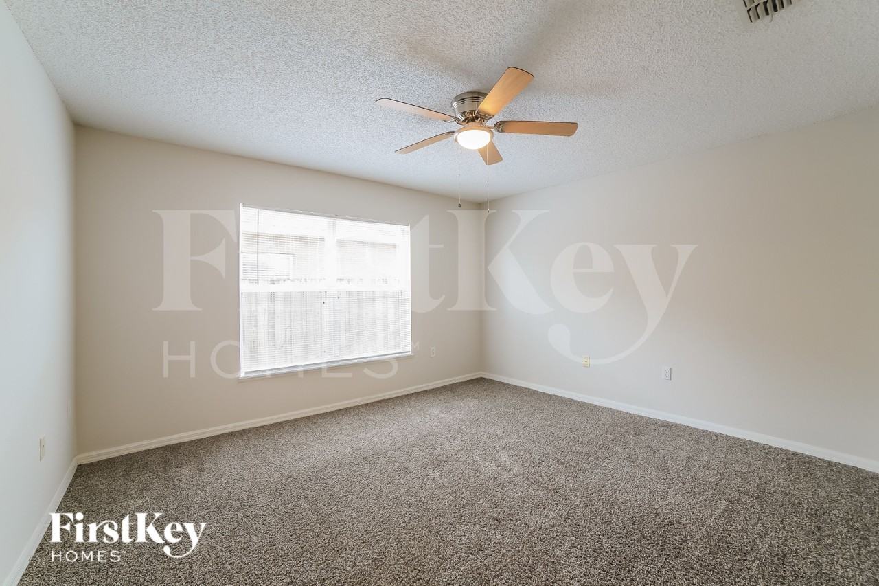 12742 Lake Vista Dr - Photo 4 of 16