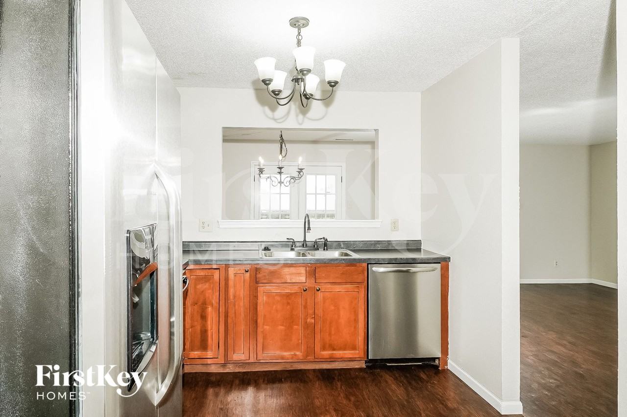 1181 Kenwood Dr - Photo 5 of 15
