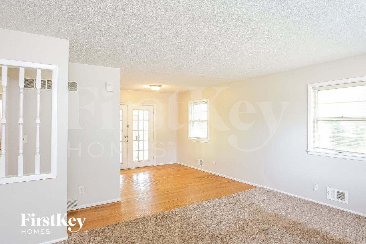 1043 E Lexington Ave - Photo 3 of 15