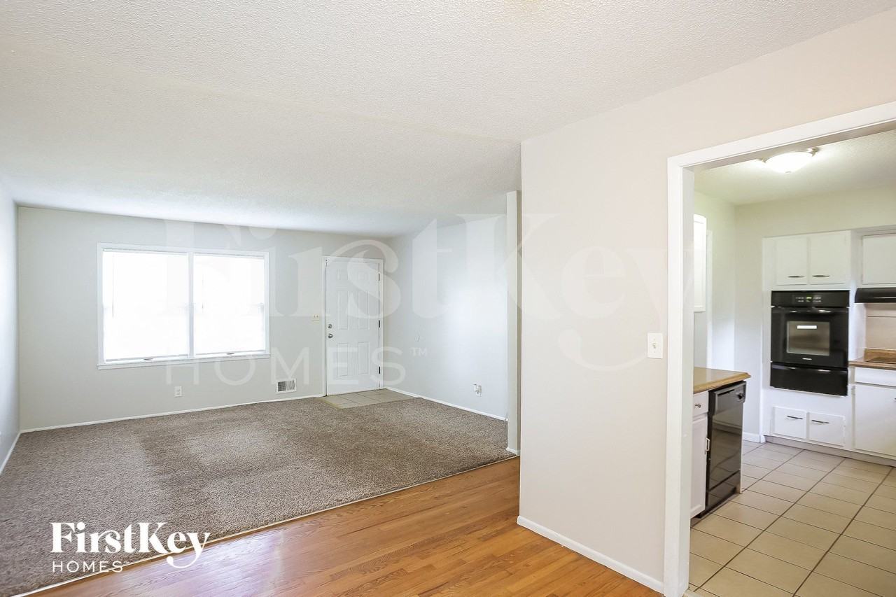 1043 E Lexington Ave - Photo 4 of 15