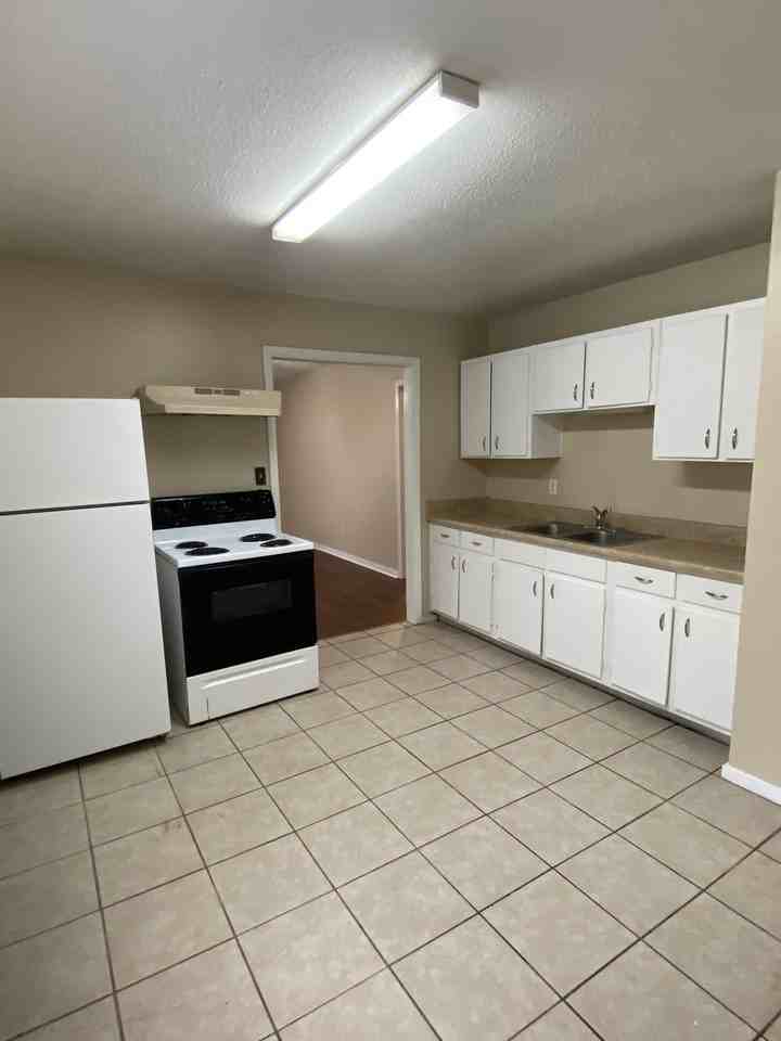 5011 Oleander Dr