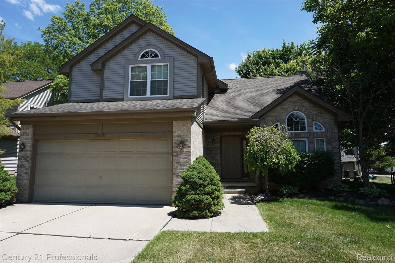 23244 Potomac Cir - Photo 2 of 32