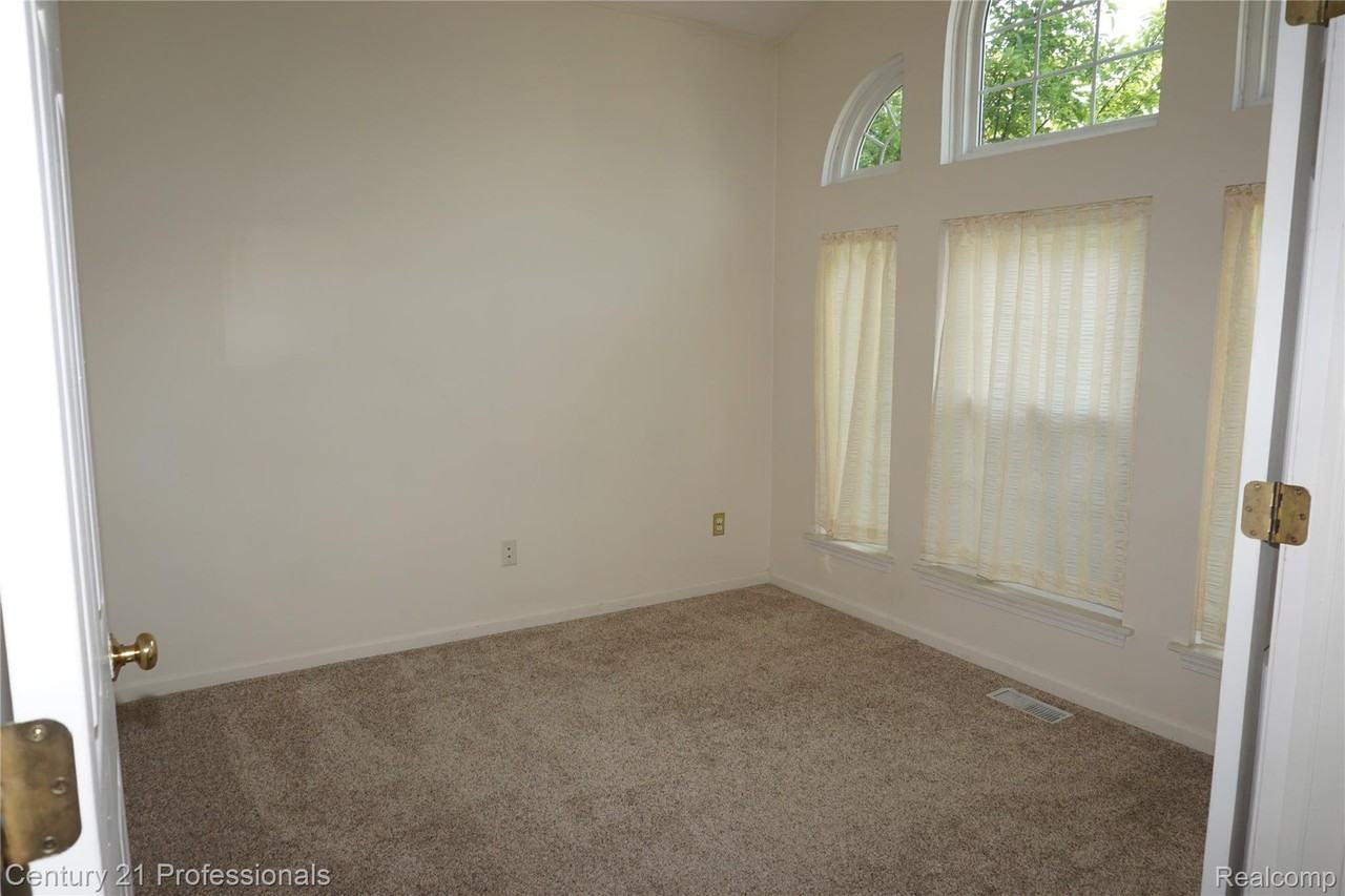 23244 Potomac Cir - Photo 3 of 32
