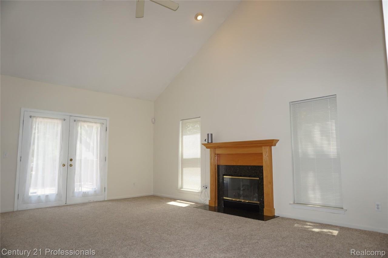 23244 Potomac Cir - Photo 4 of 32