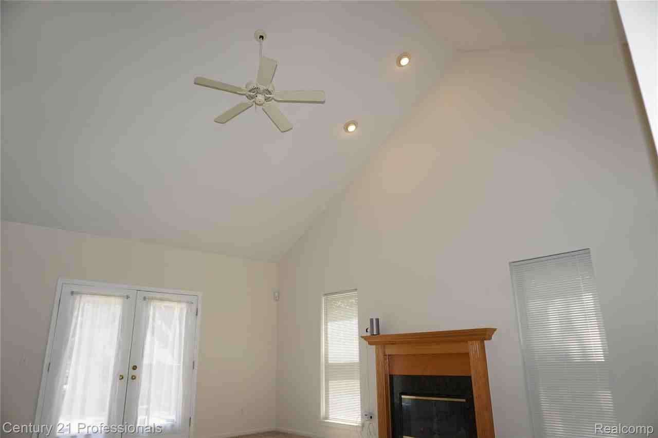 23244 Potomac Cir - Photo 5 of 32
