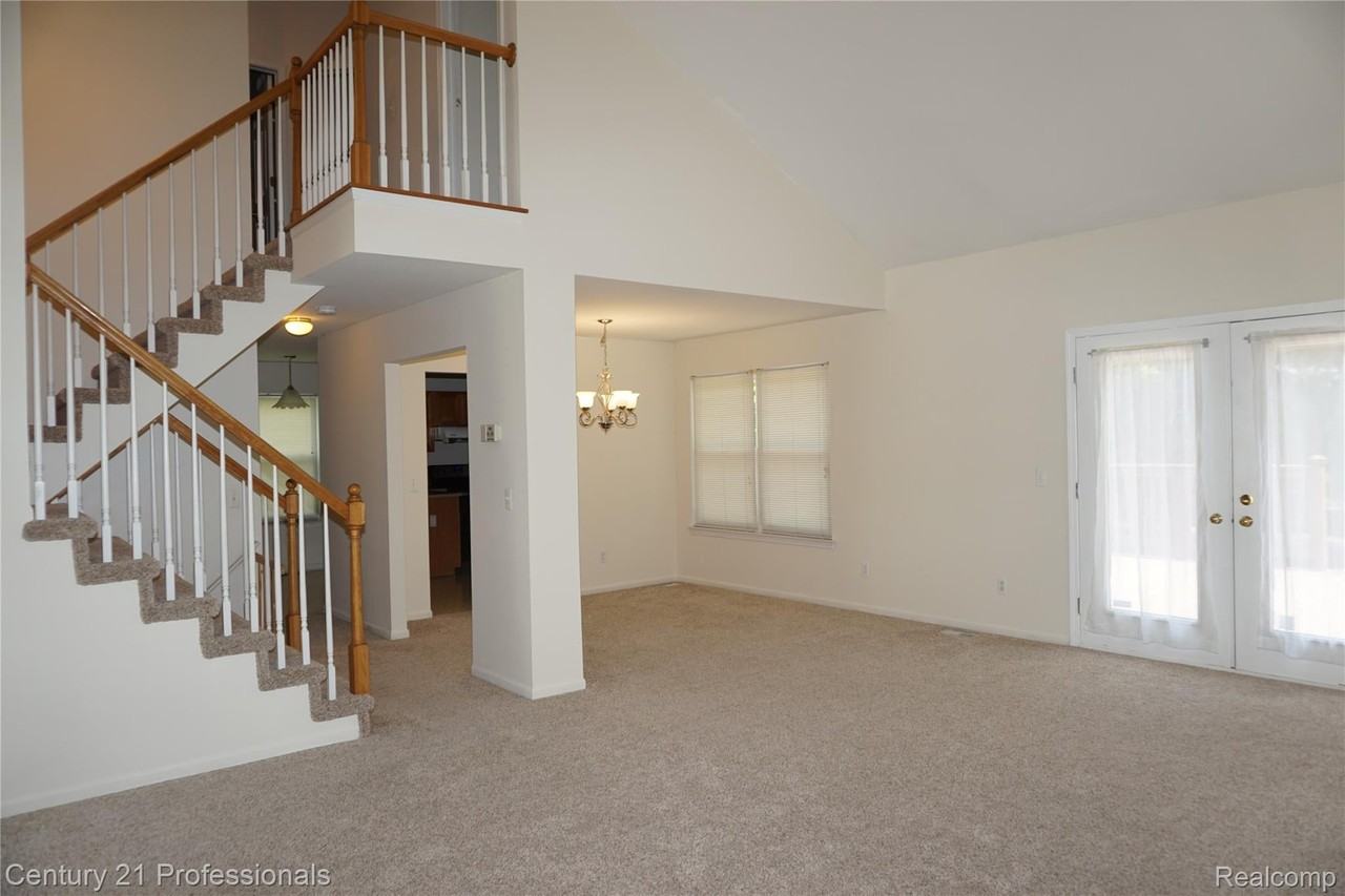 23244 Potomac Cir - Photo 7 of 32