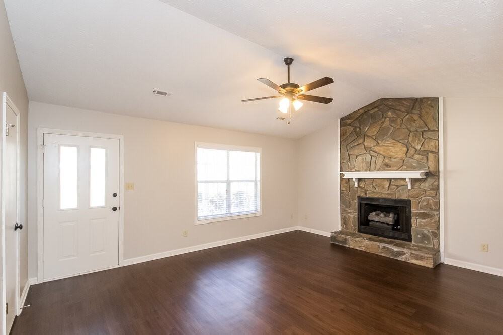 470 Rosehill Dr - Photo 2 of 15