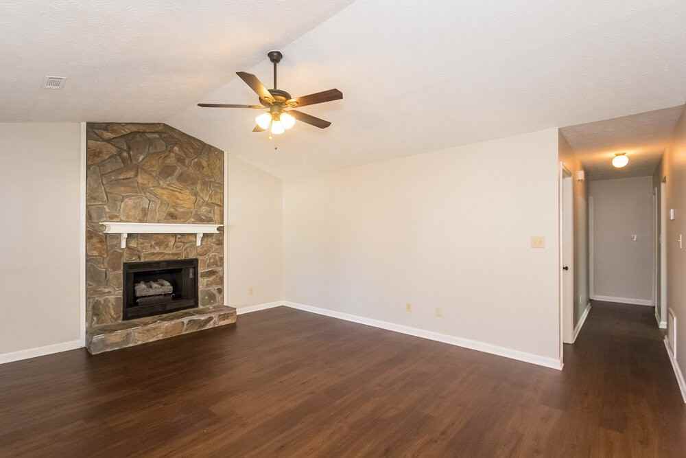 470 Rosehill Dr - Photo 3 of 15
