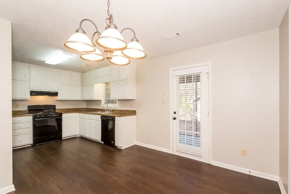 470 Rosehill Dr - Photo 5 of 15