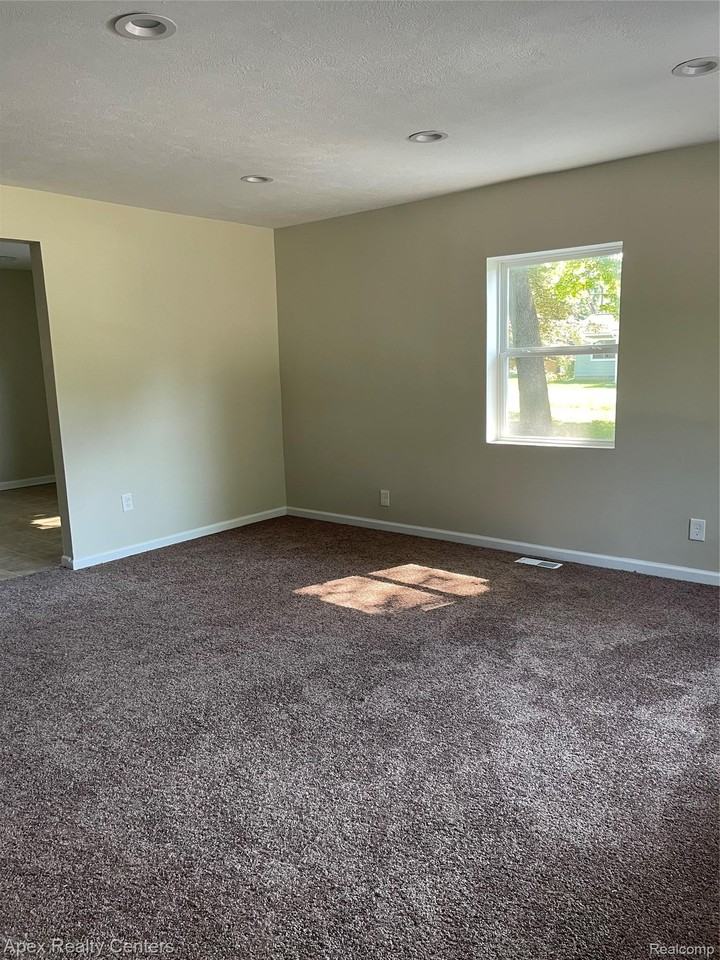 23864 Liddle St - Photo 6 of 12