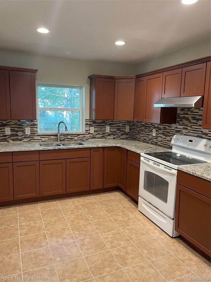 23864 Liddle St - Photo 7 of 12