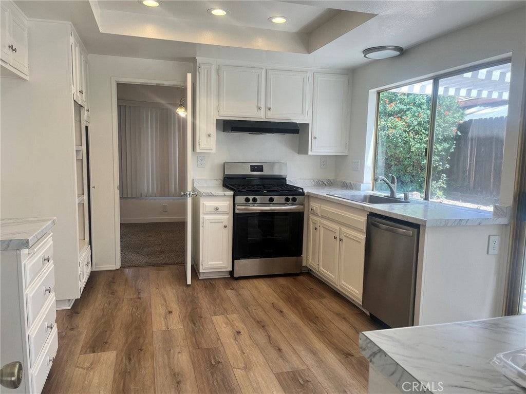 2045 Chevy Chase Dr - Photo 2 of 15