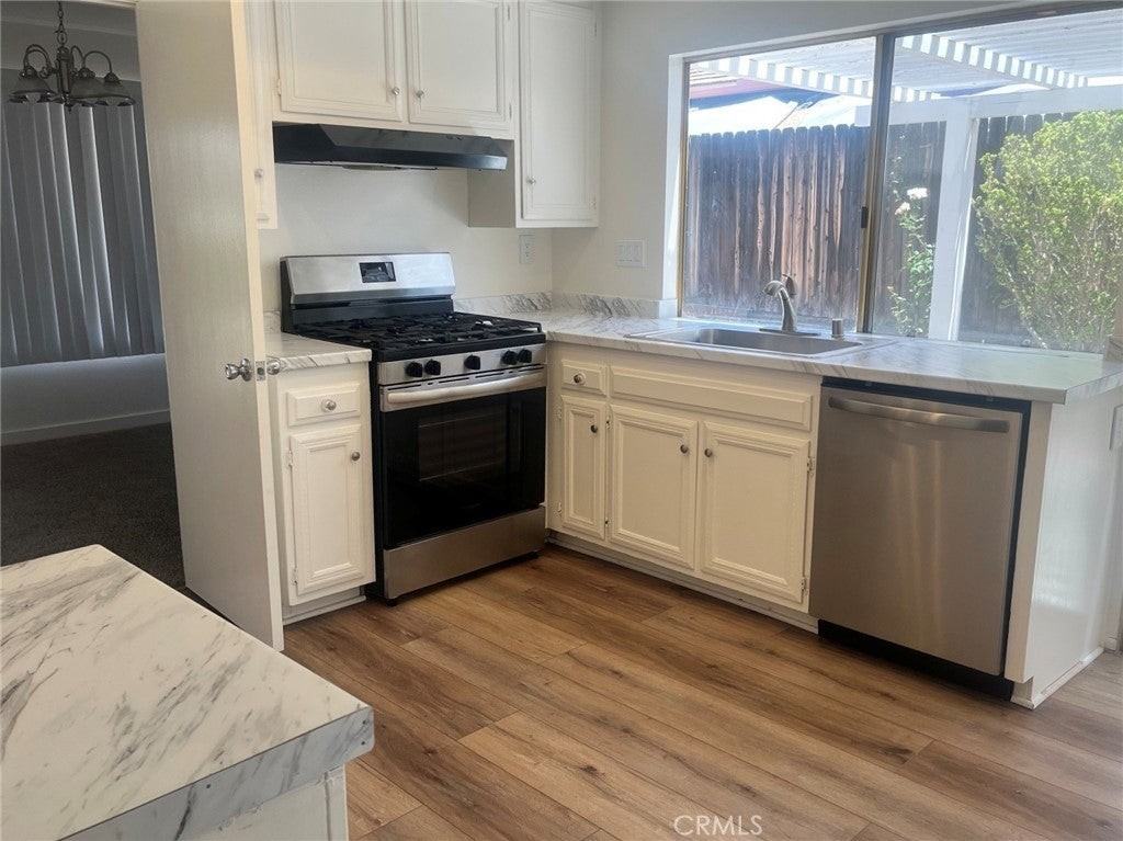 2045 Chevy Chase Dr - Photo 3 of 15
