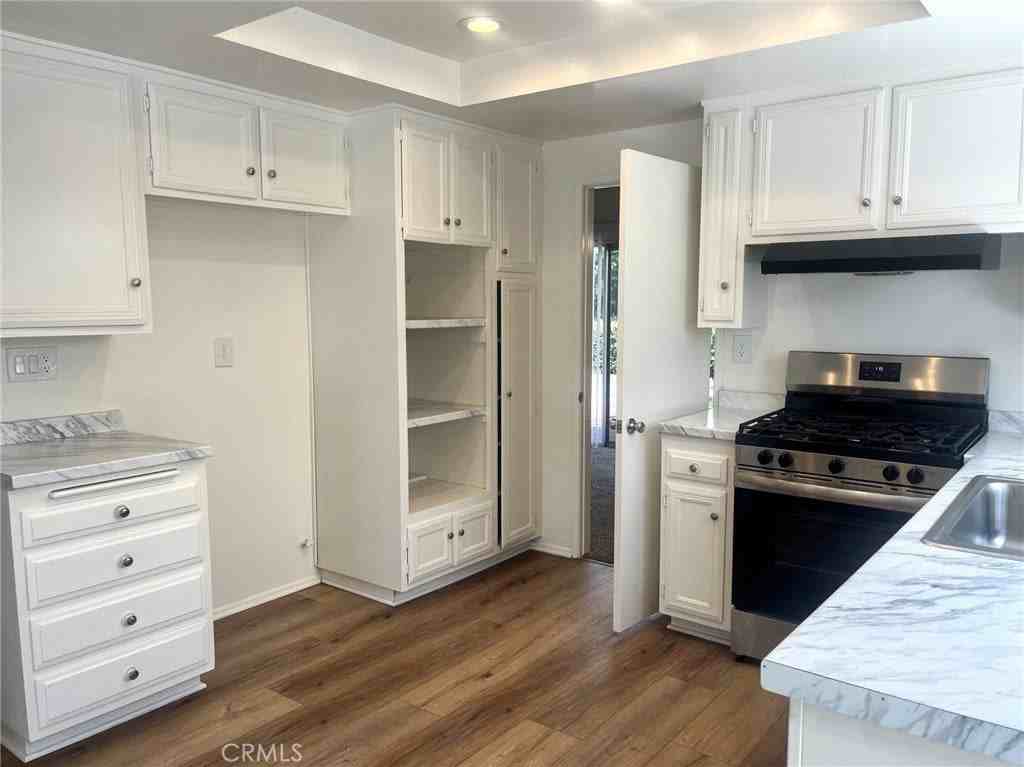 2045 Chevy Chase Dr - Photo 4 of 15
