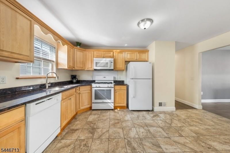128 Baltimore Ave - Photo 6 of 15