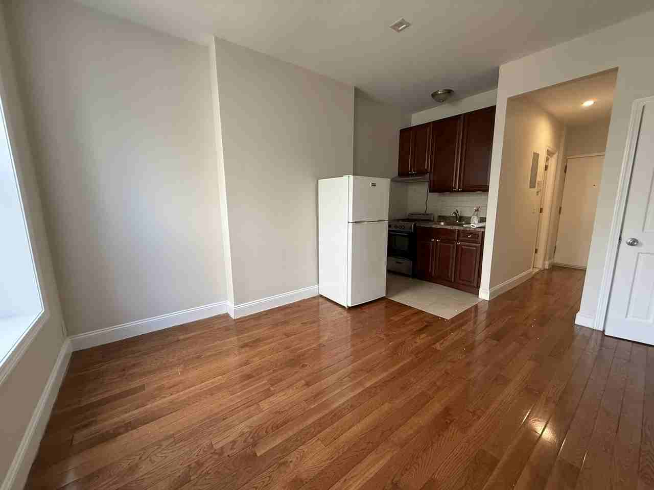 2532 Broadway #21 - Photo 3 of 9
