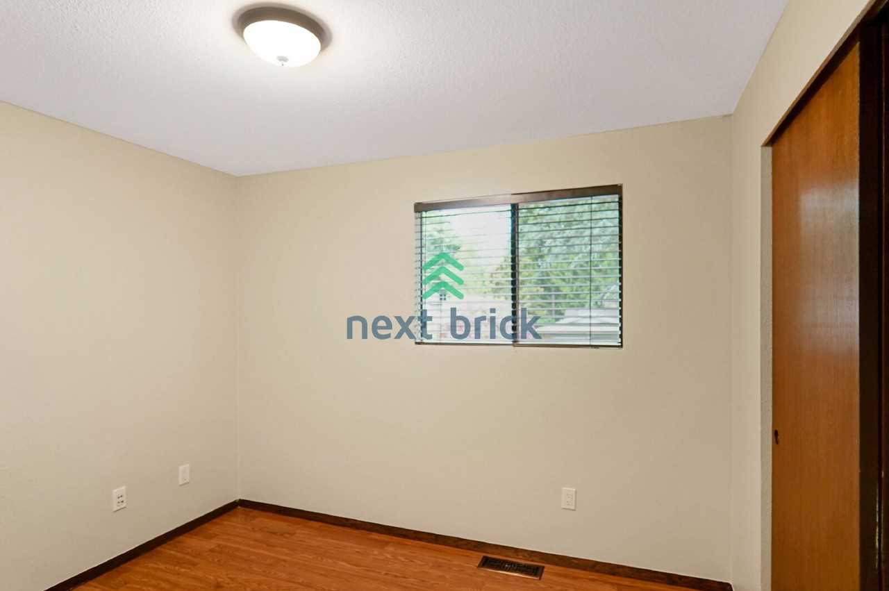 19318 89th Ave Ne - Photo 5 of 20