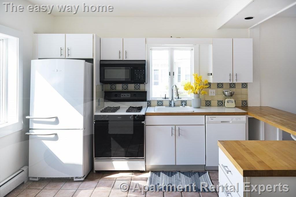 128 Holworthy St - Photo 2 of 12