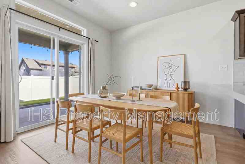 1918 S Elm Pl - Photo 3 of 23