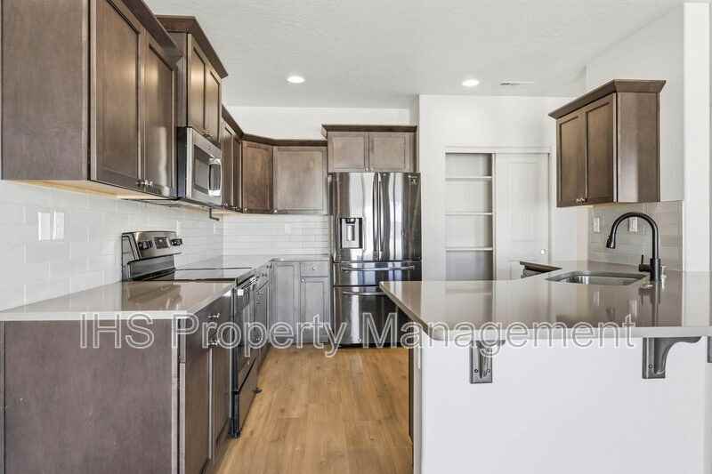 1918 S Elm Pl - Photo 5 of 23