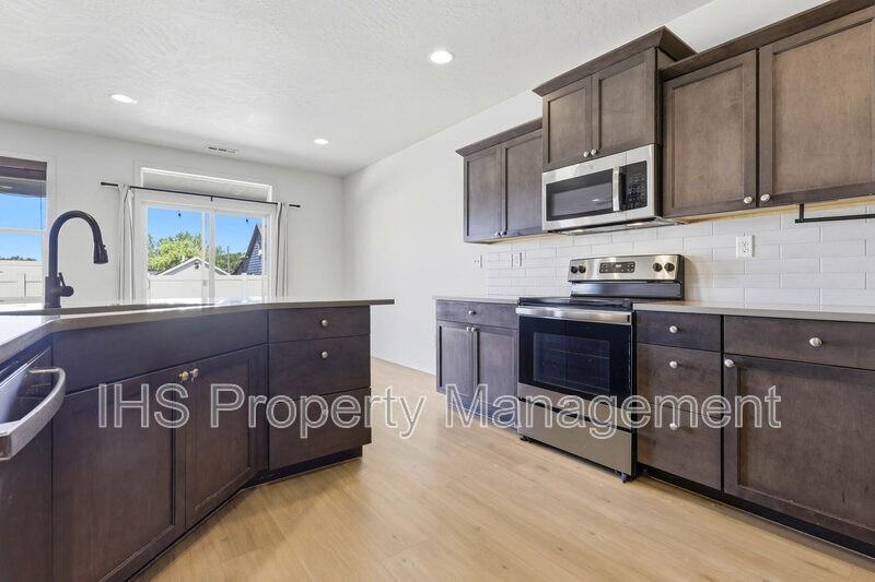 1918 S Elm Pl - Photo 6 of 23