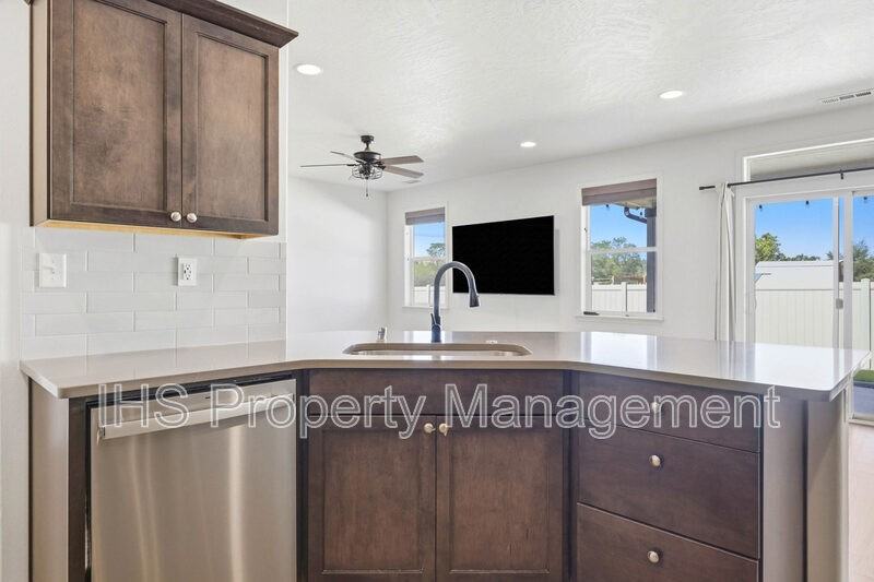 1918 S Elm Pl - Photo 7 of 23