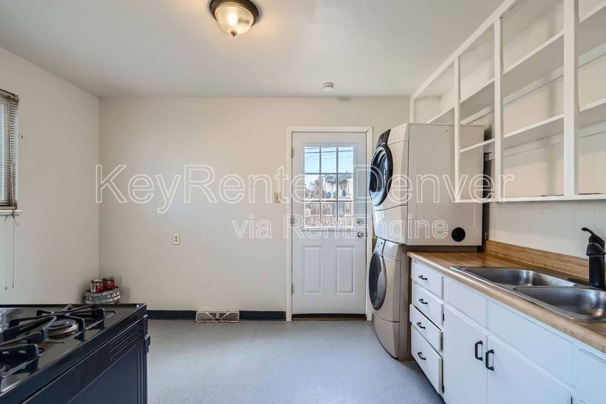 922 Newton St - Photo 2 of 10