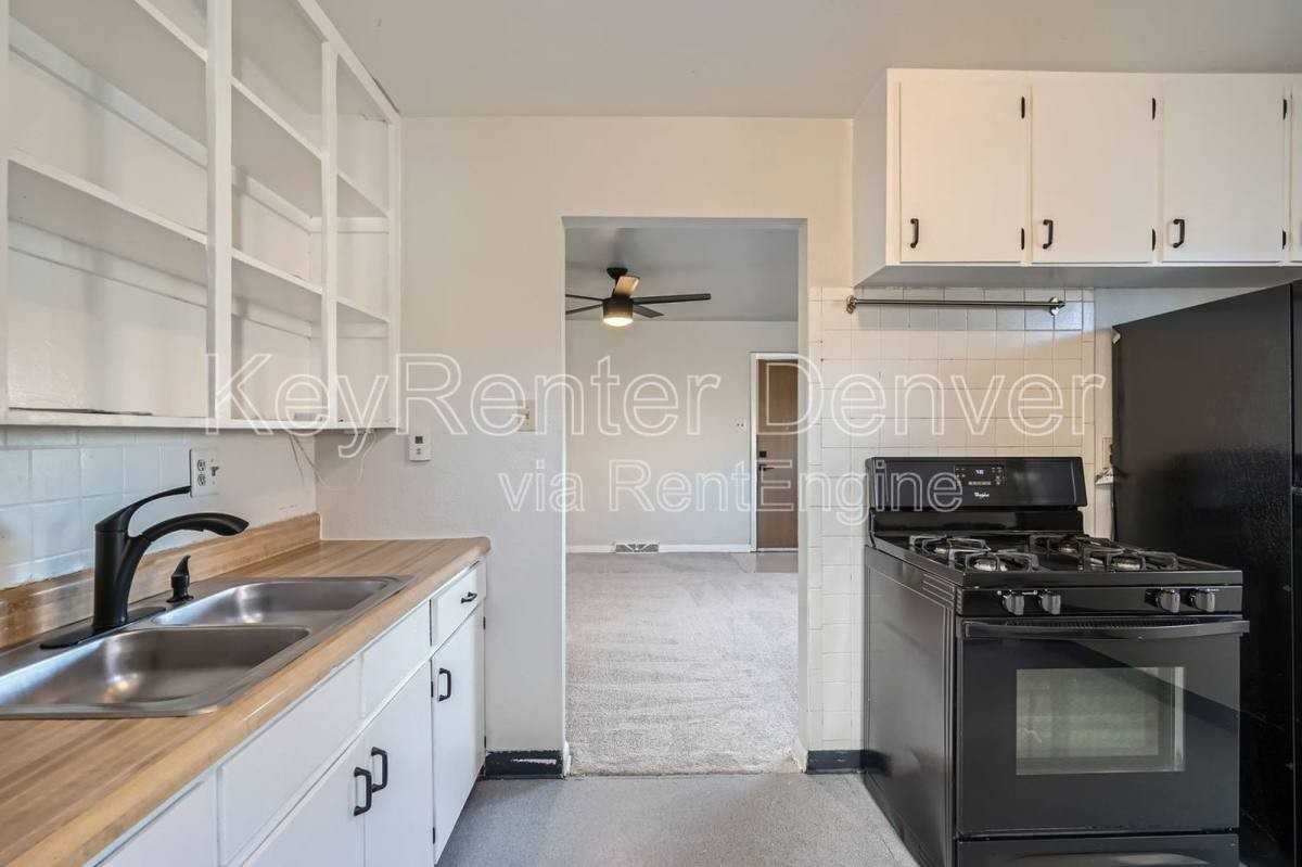 922 Newton St - Photo 3 of 10
