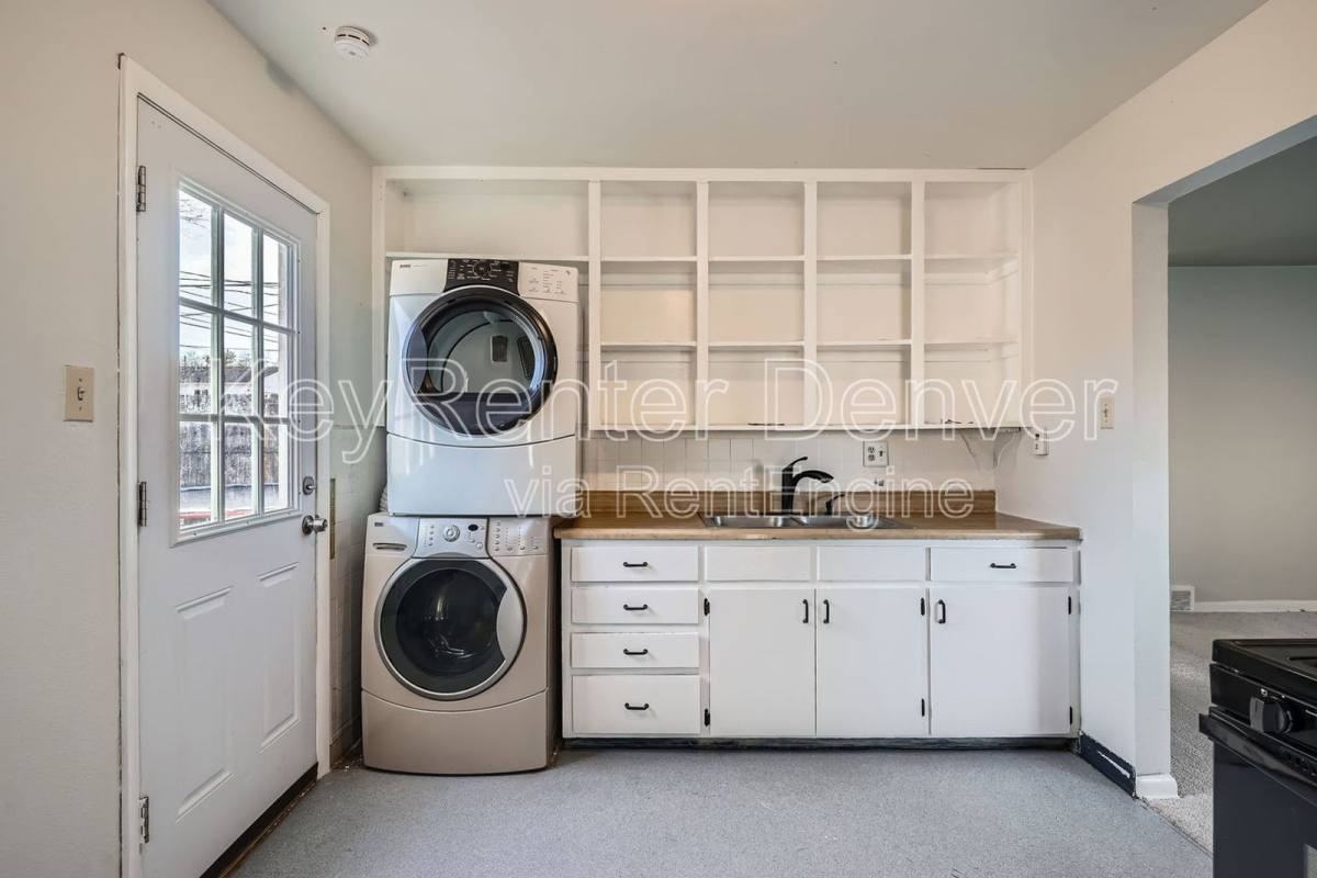922 Newton St - Photo 4 of 10