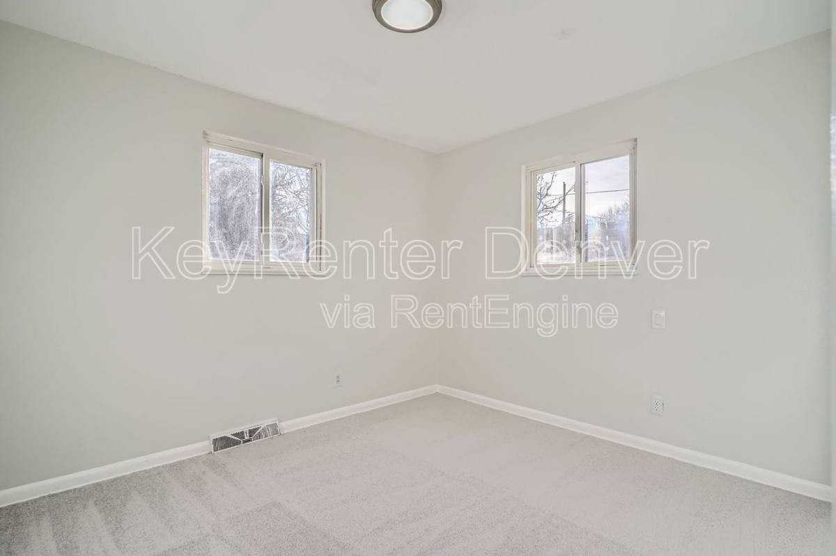 922 Newton St - Photo 5 of 10