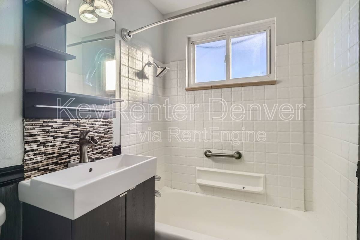 922 Newton St - Photo 6 of 10