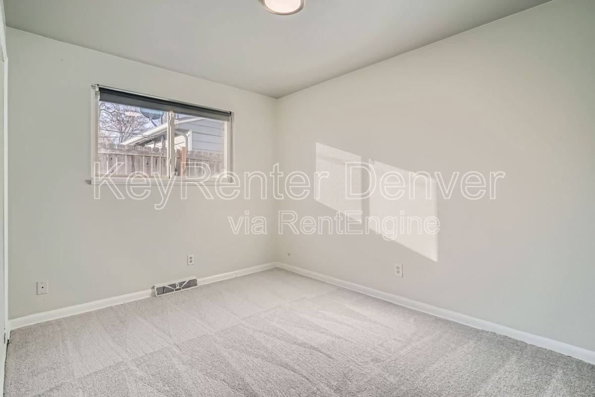922 Newton St - Photo 7 of 10