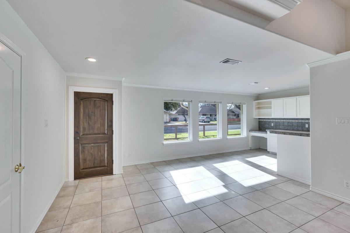 7709 Shoal Creek Blvd - Photo 3 of 10