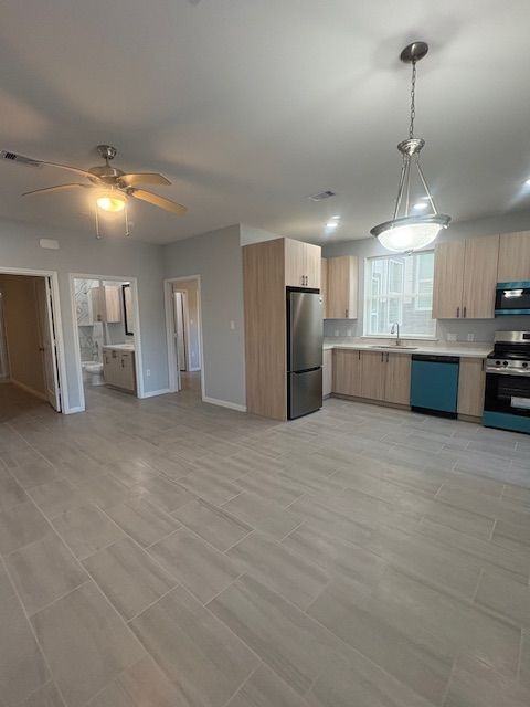 909 E Church St - Photo 3 of 4