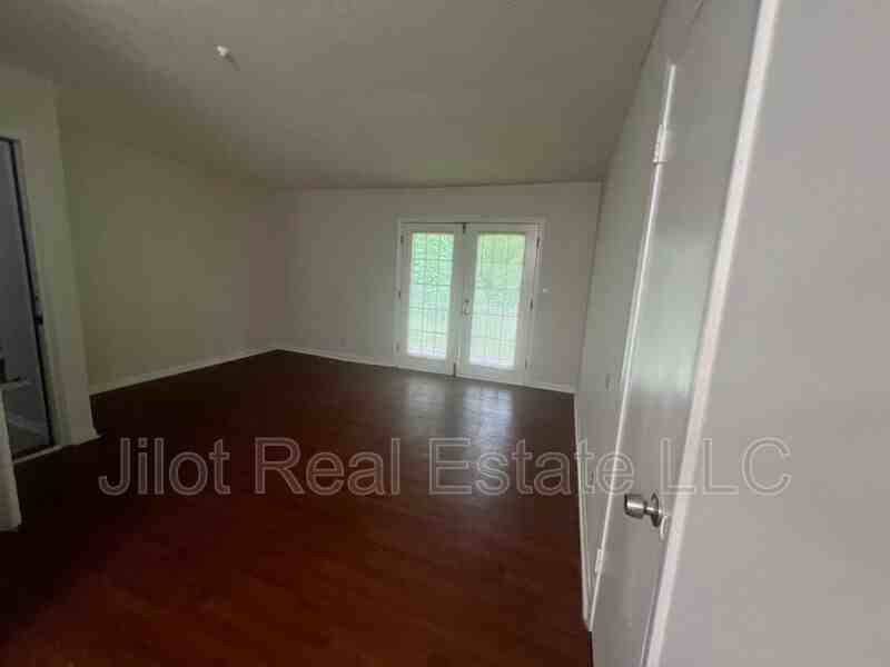 2711 Fairlee Dr #B4 - Photo 2 of 9