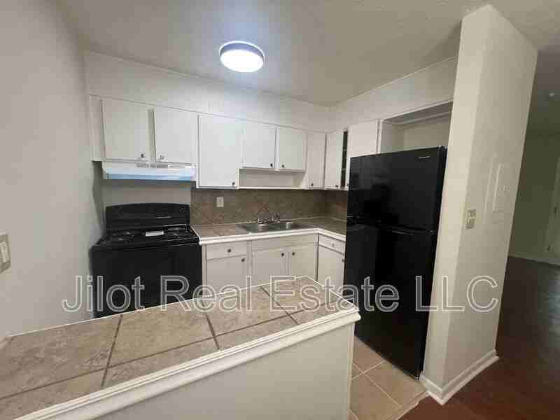 2711 Fairlee Dr #B4 - Photo 3 of 9