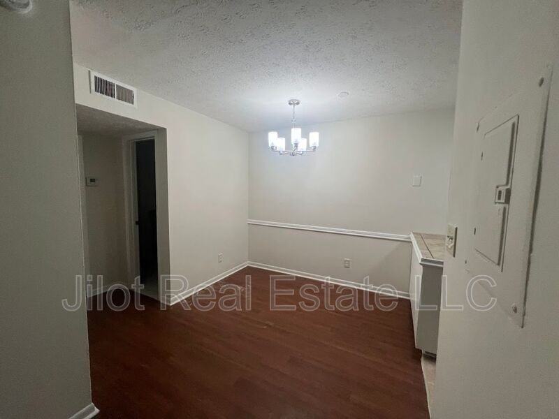 2711 Fairlee Dr #B4 - Photo 4 of 9
