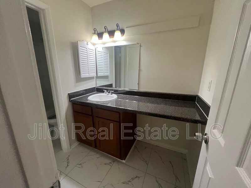 2711 Fairlee Dr #B4 - Photo 5 of 9